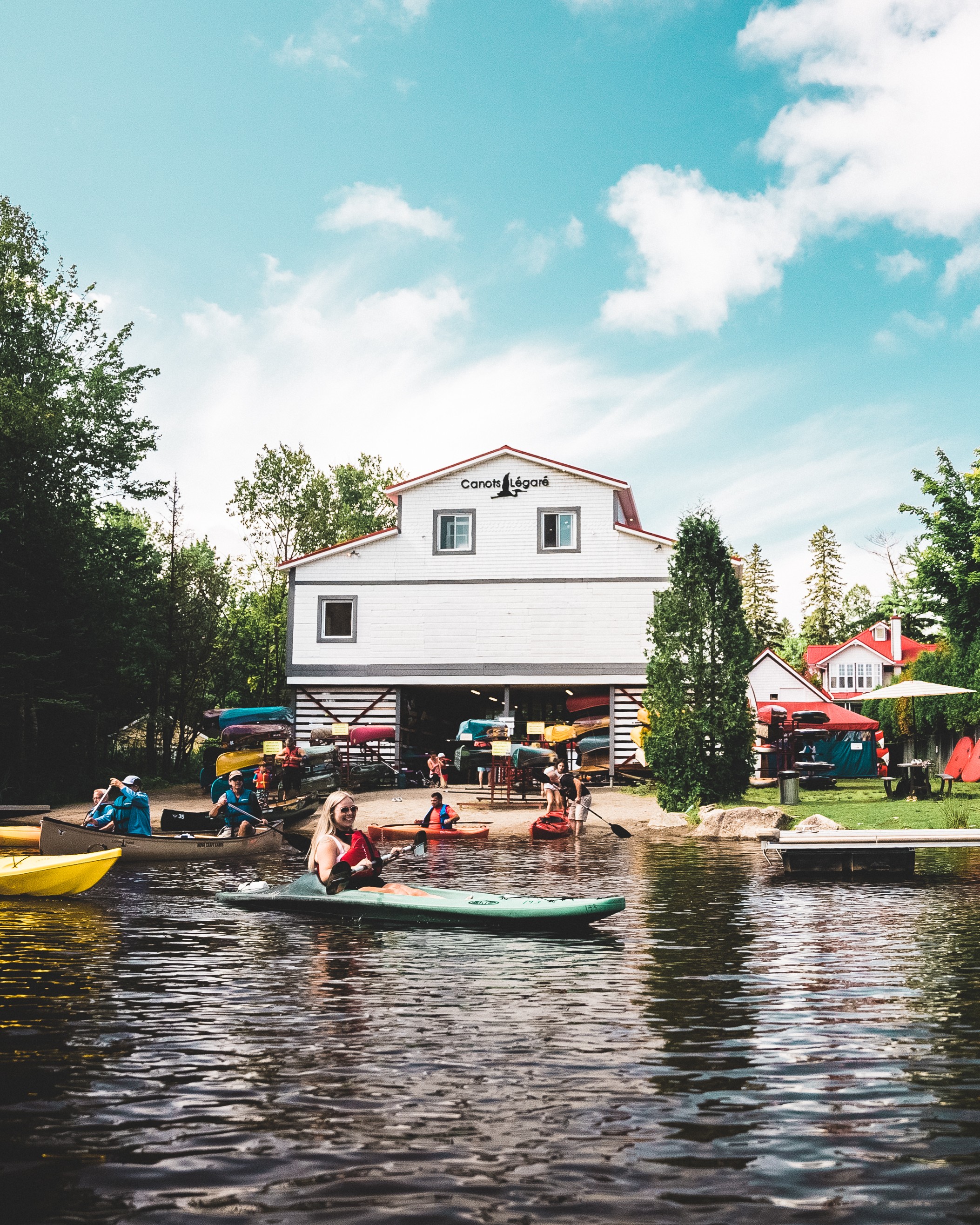 Journée ensoleillée chez Canots Légaré avec des embarcations sur l'eau