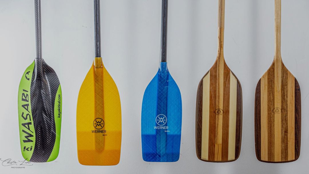 Pagayeur en canot sur les Grands Lacs vue de dos