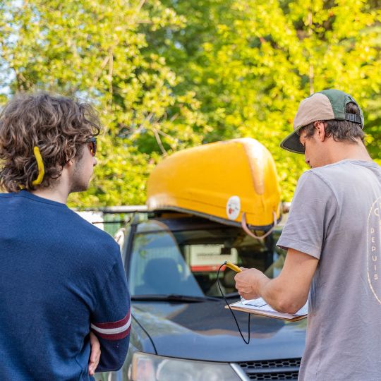 Conseiller et client qui discute de la réparation à effectuer sur un canot