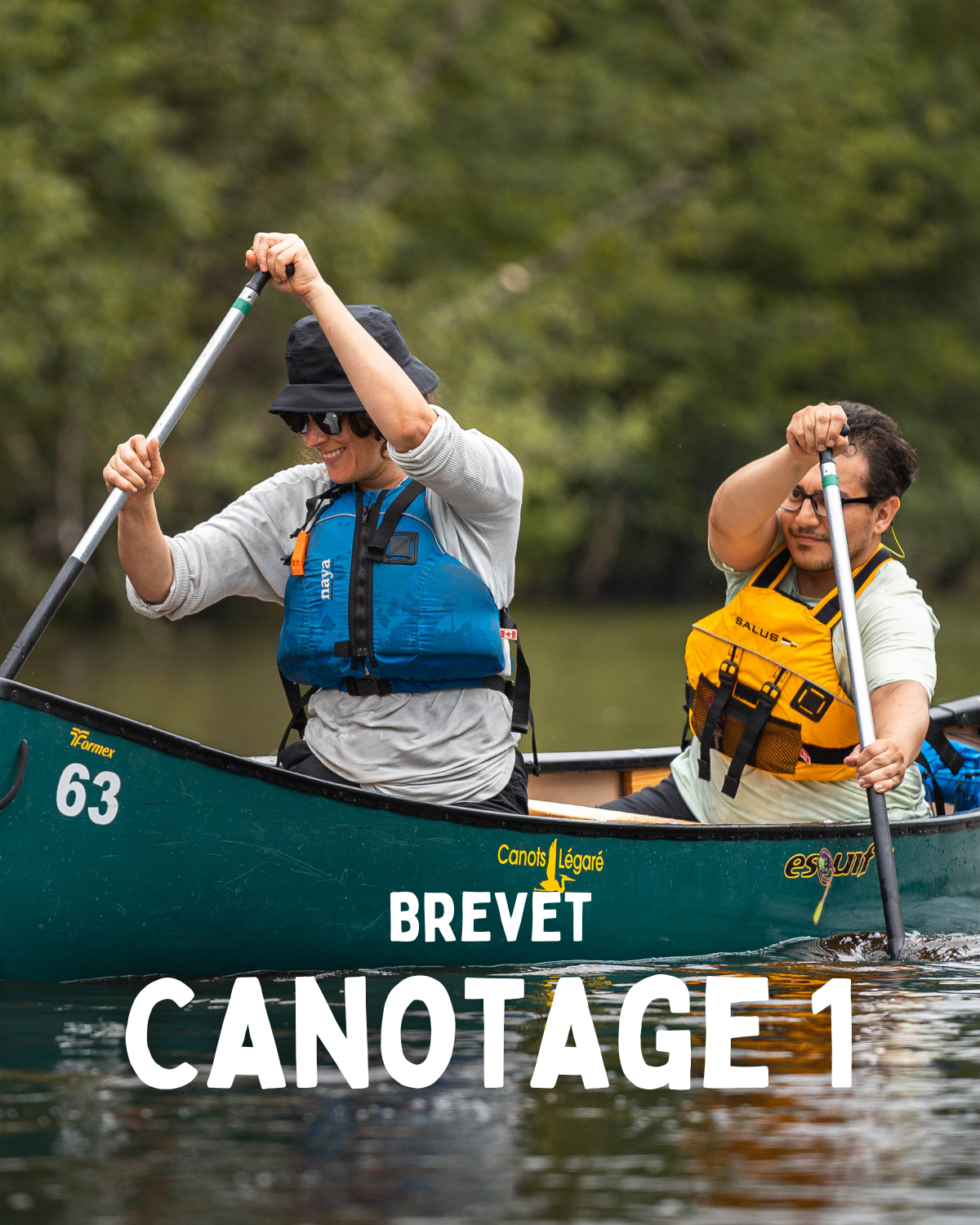 Deux pagayeurs en canot pratiquant leur coup de pagaie