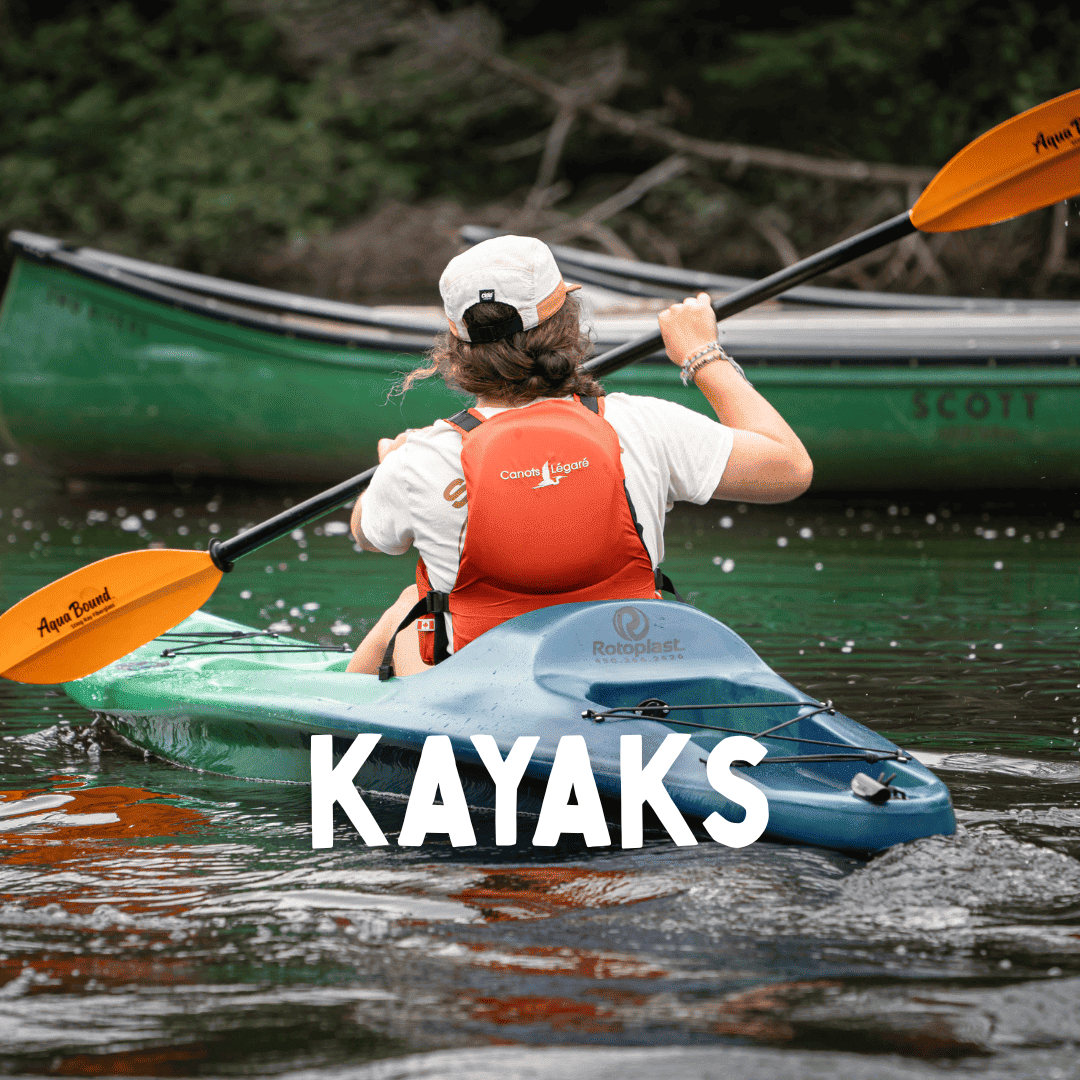 Pagayeur dans un kayak sur l'eau chez Canots Légaré