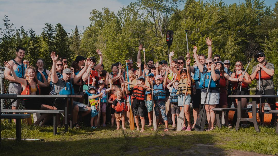 Groupe corporatif près à aller sur l'eau chez Canots Légaré