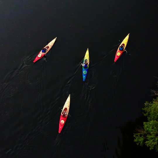 Kayaks vus de haut sur la rivière Saint-Charles à Québec