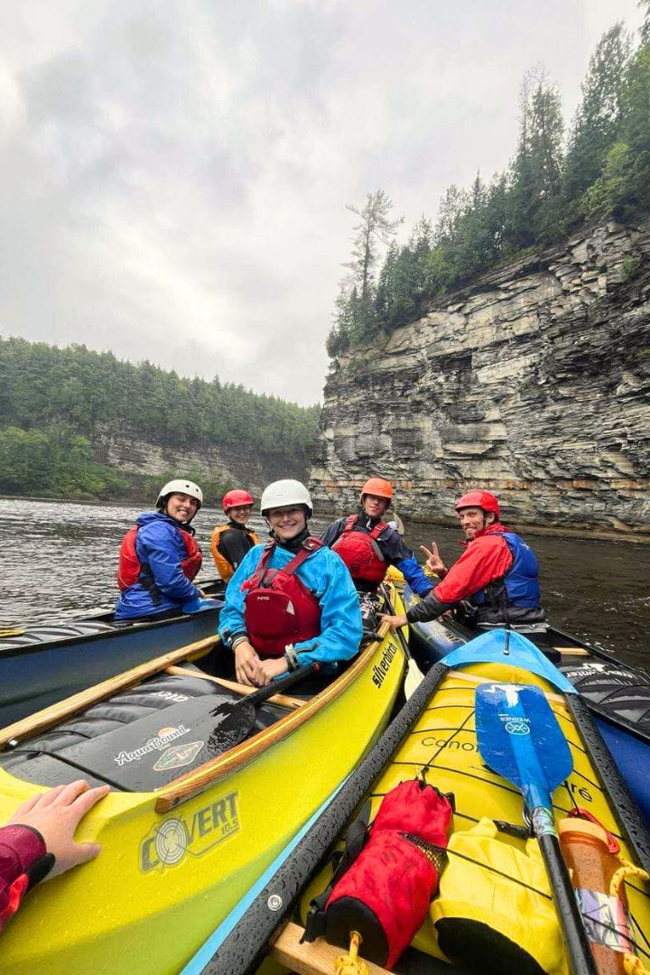 Employé Canots Légaré en sortie d'eau vive sur la section Pont-Rouge à Québec
