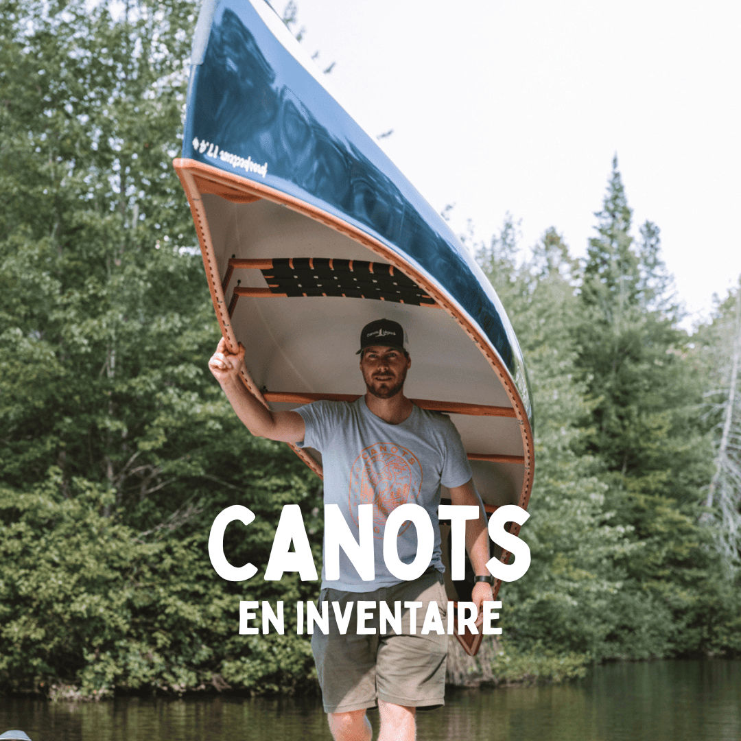 Portage d'un canot sur le quai