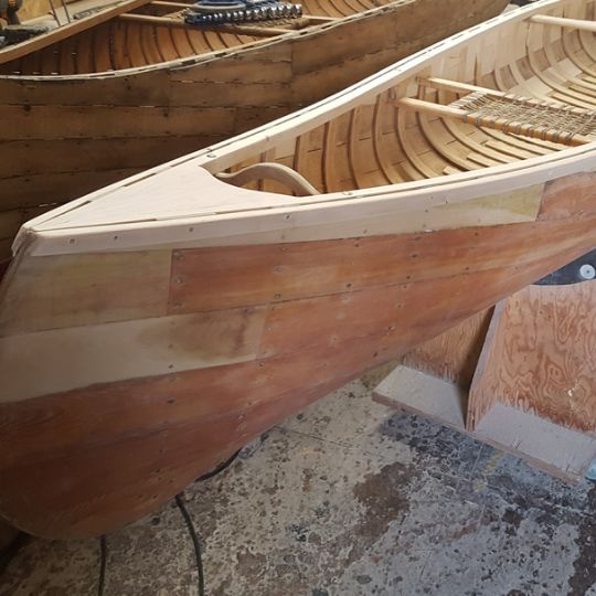 Pointe d'un canot de cèdre en cours de réparation