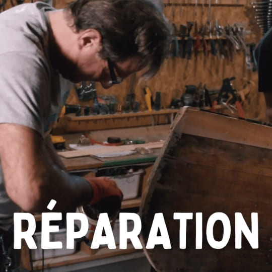 Réparation d'un canot en cèdre dans l'atelier Canots Légaré