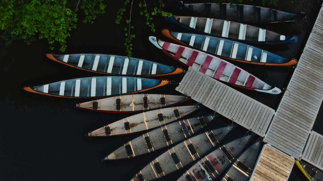 Rabaskas et canots attachés au quai et vue d'en haut
