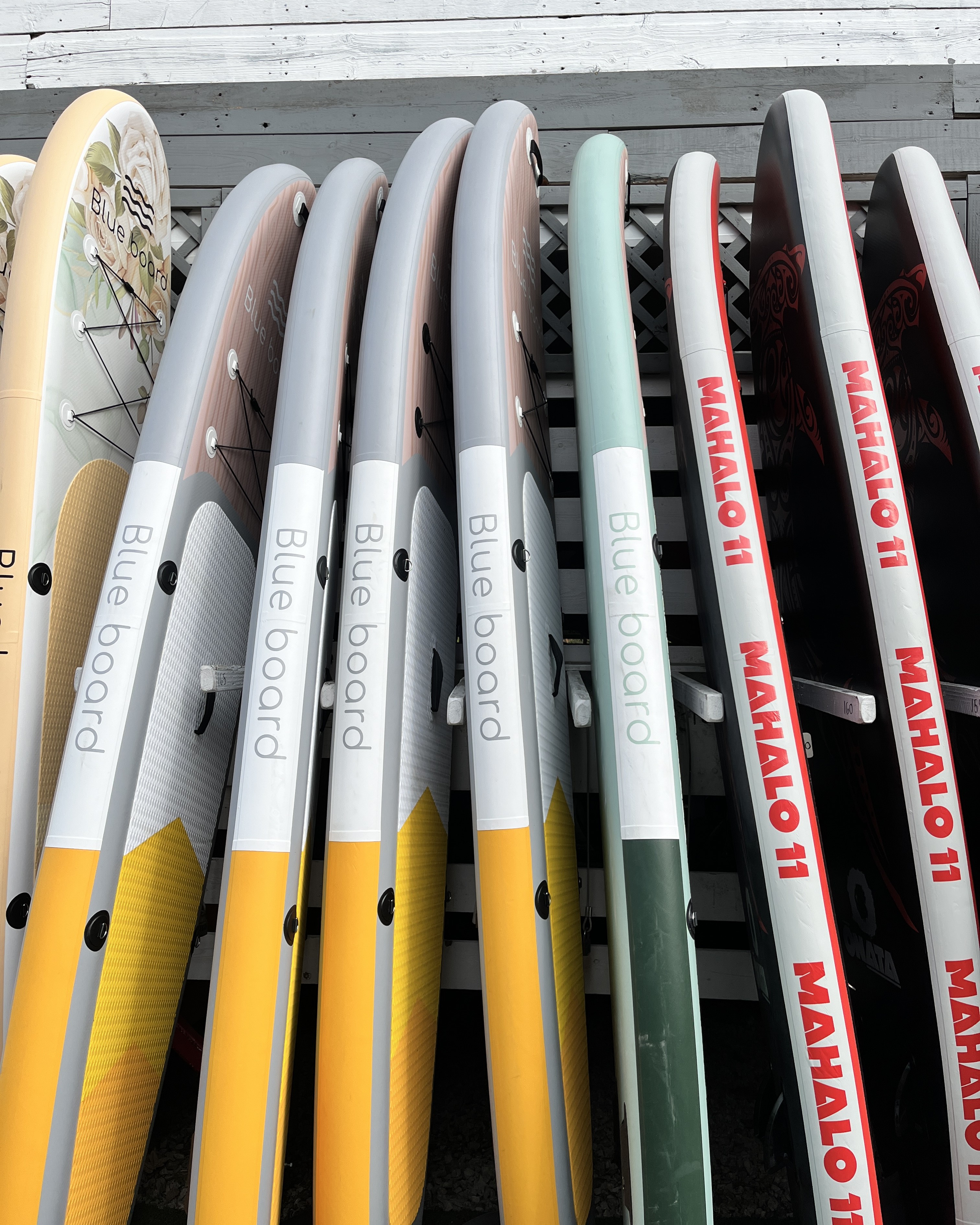 Mur de planches à pagaie colorées chez Canots Légaré