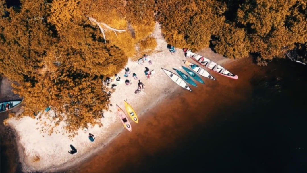 Plage sur la rivière Saint-Charles pleine d'embarcartions