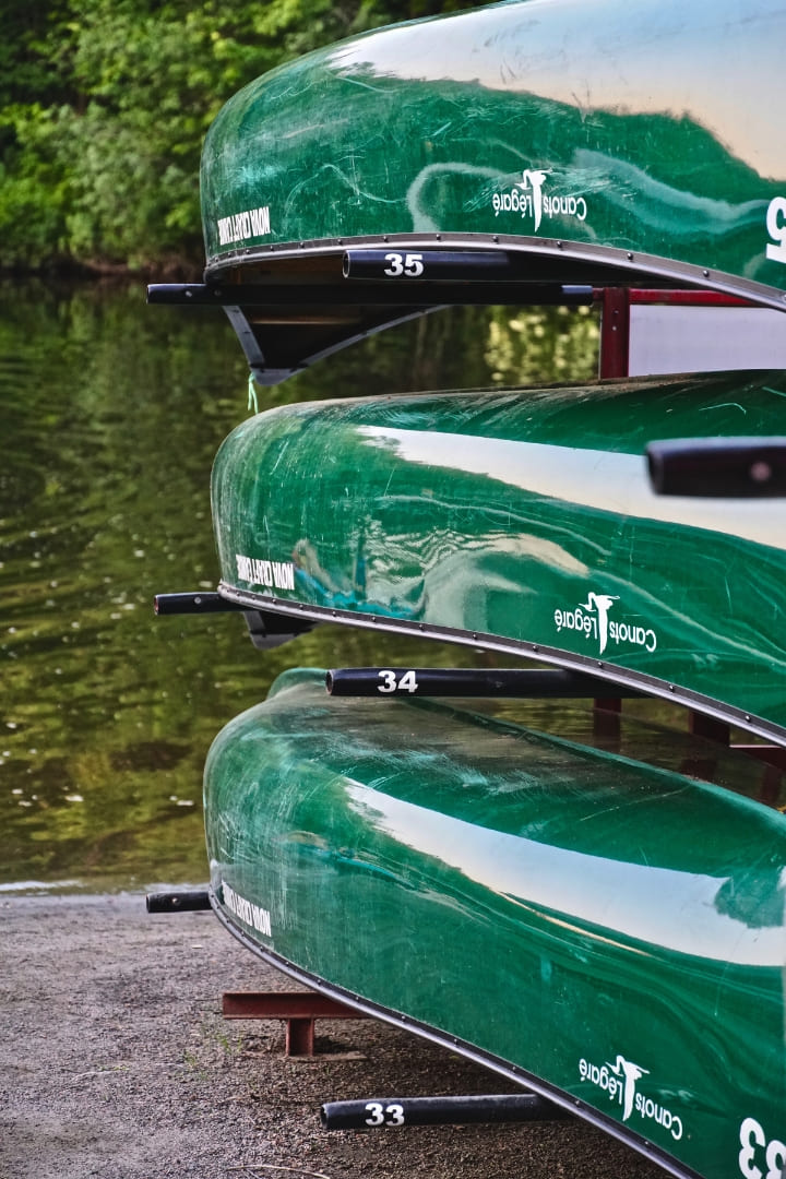 Canots doubles rangés sur la plage