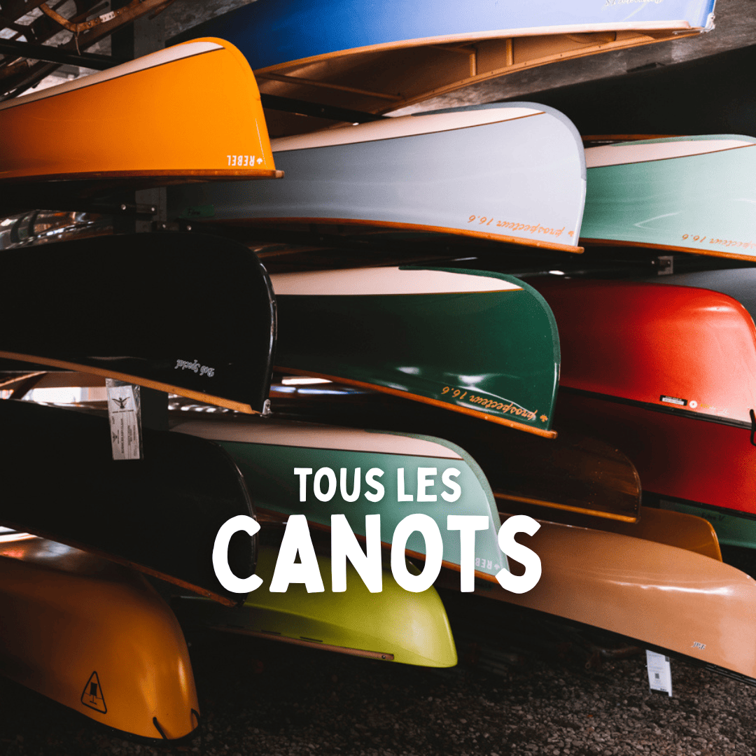 Mur de canots colorés chez Canots Légaré