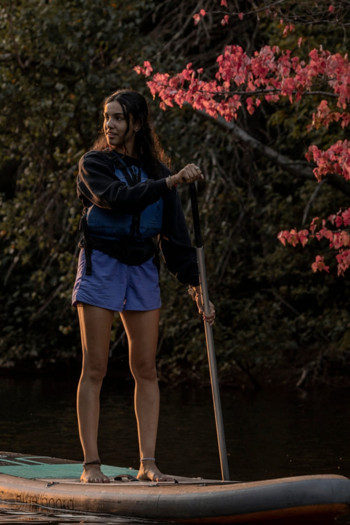 Personne debout sur une planche à pagaie