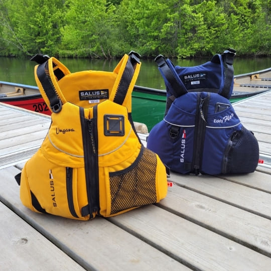Vestes de flottaison colorées chez Canots Légaré