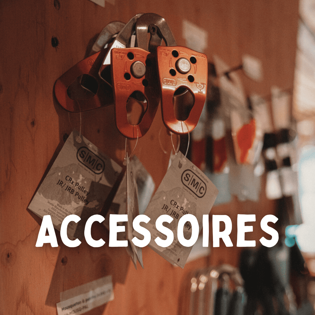 Poulies et mousquetons accrochés au mur chez Canots Légaré