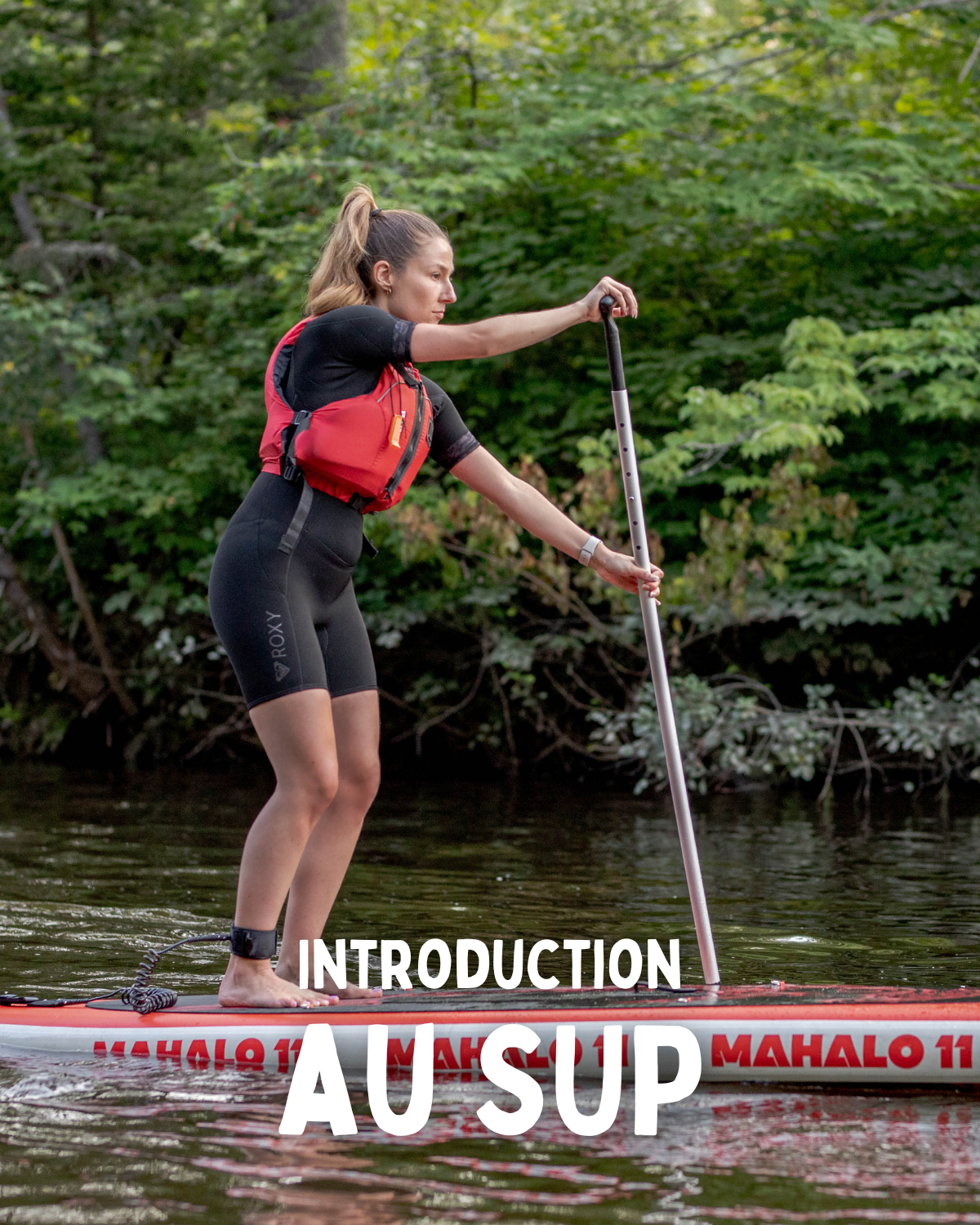 Pagayeur debout sur planche à pagaie sur l'eau