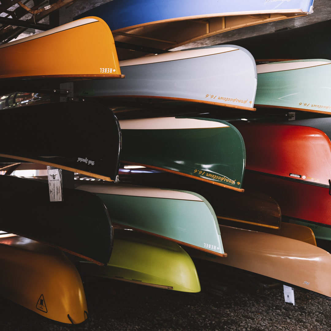 Mur de canots colorés chez Canots Légaré