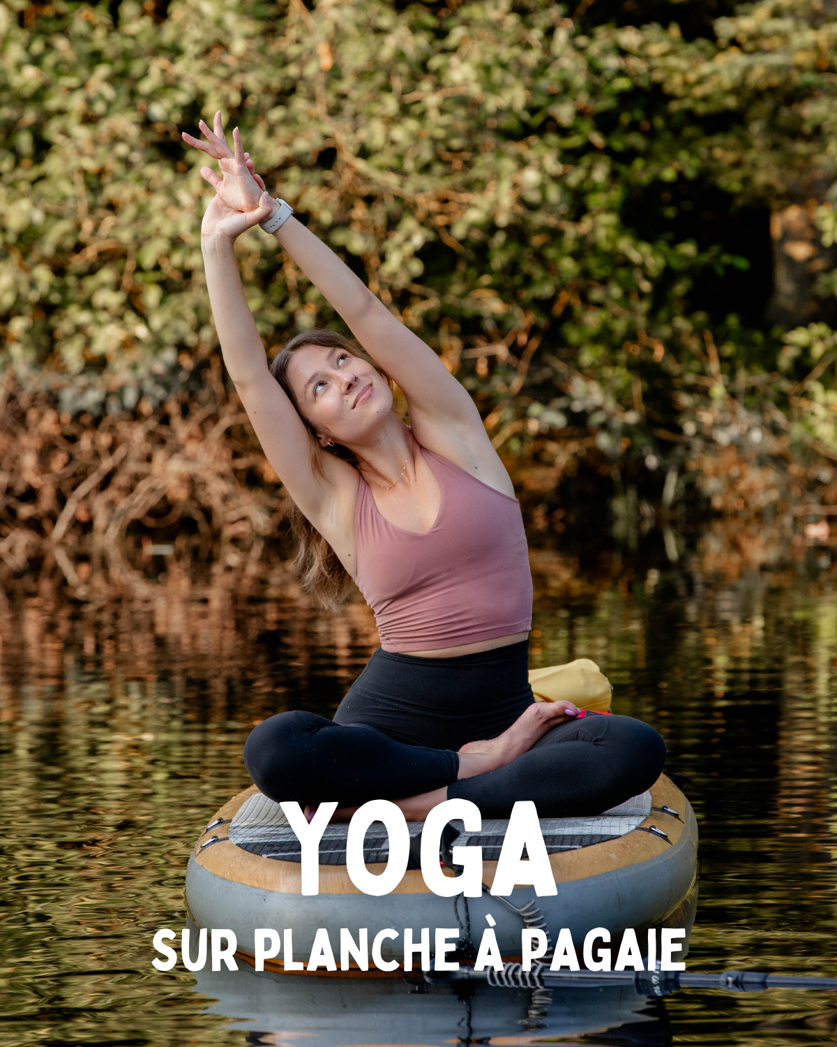 Personne effectuant une position de yoga sur une planche à pagaie sur l'eau