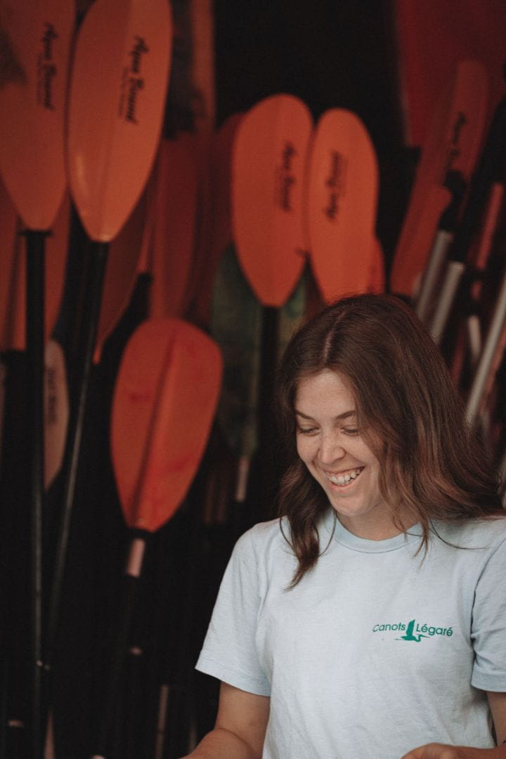 Employée Canots Légaré souriant au moment de donner l'équipement