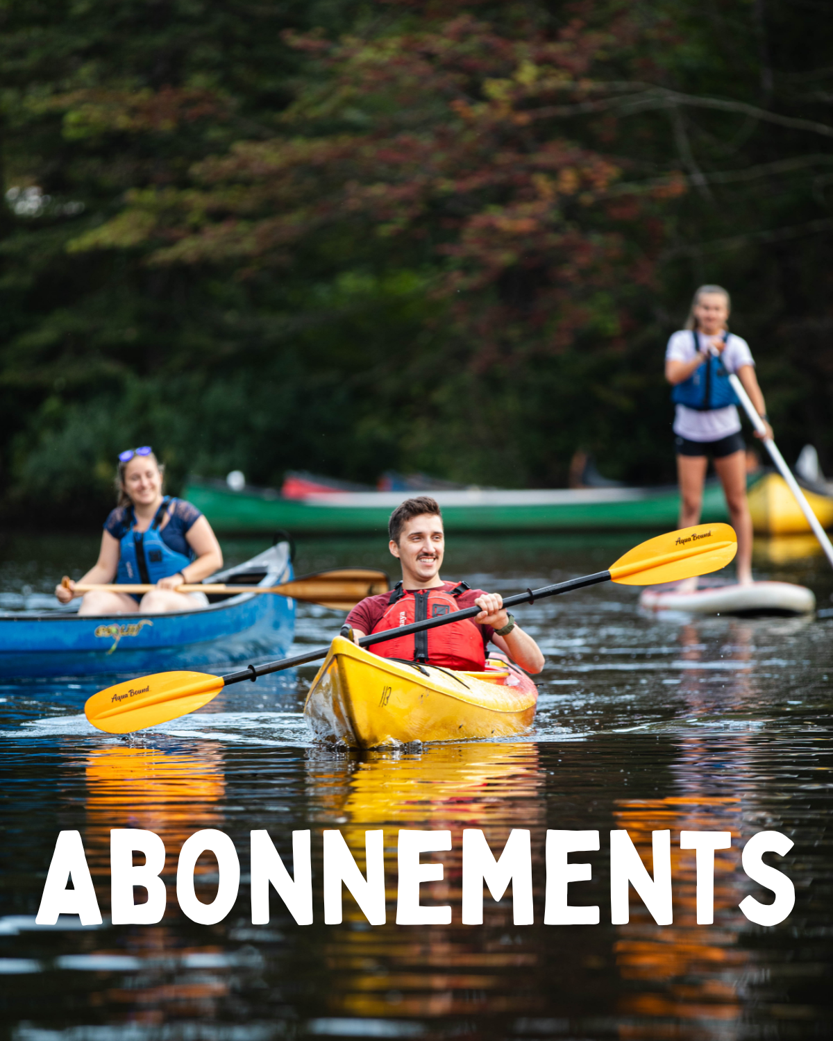 Kayak, canot et planche à pagaie sur la rivière