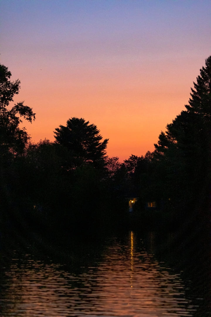 Coucher de soleil sur la rivière Saint-Charles chez Canots Légaré