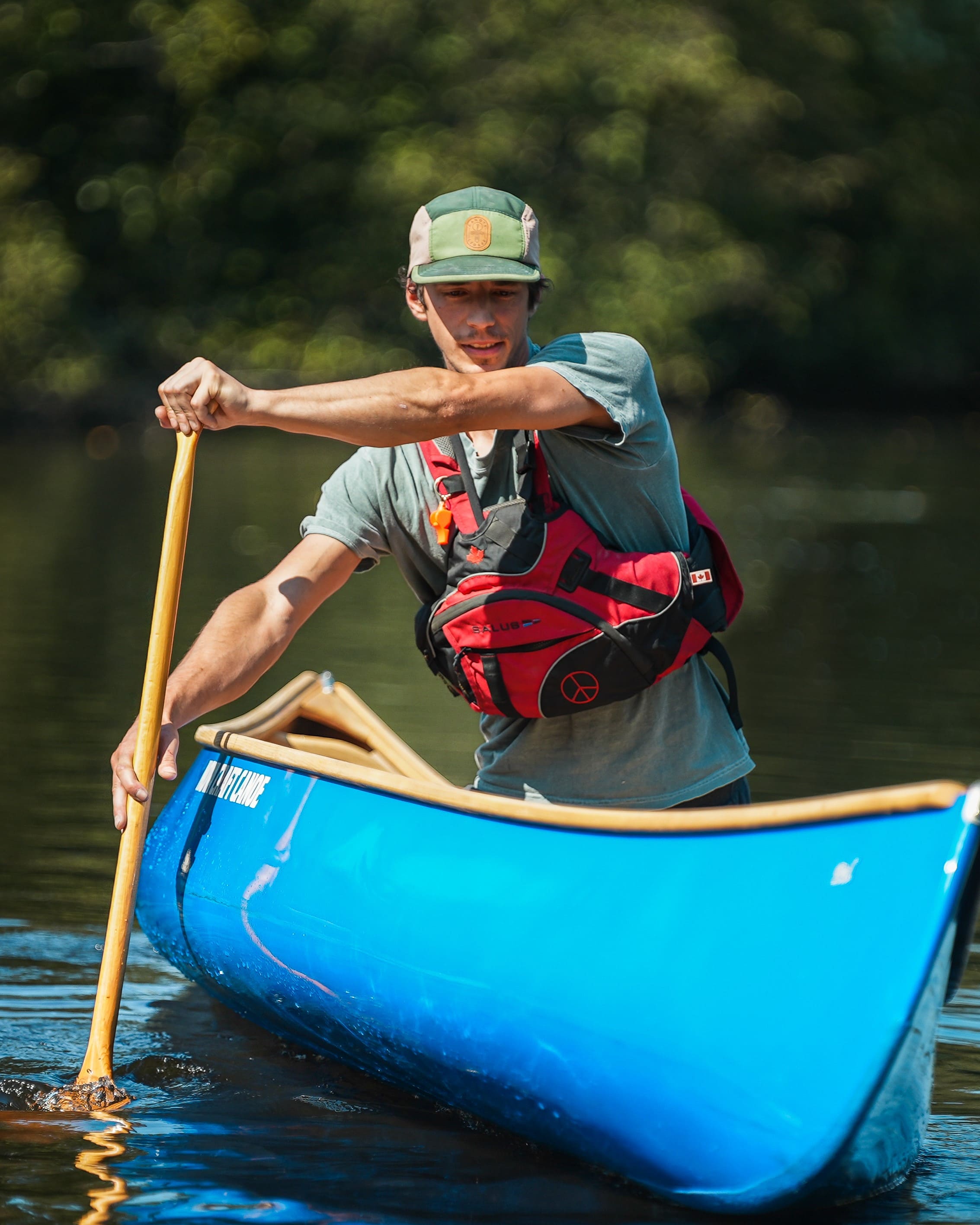 Pagayeur dans un canot en solo