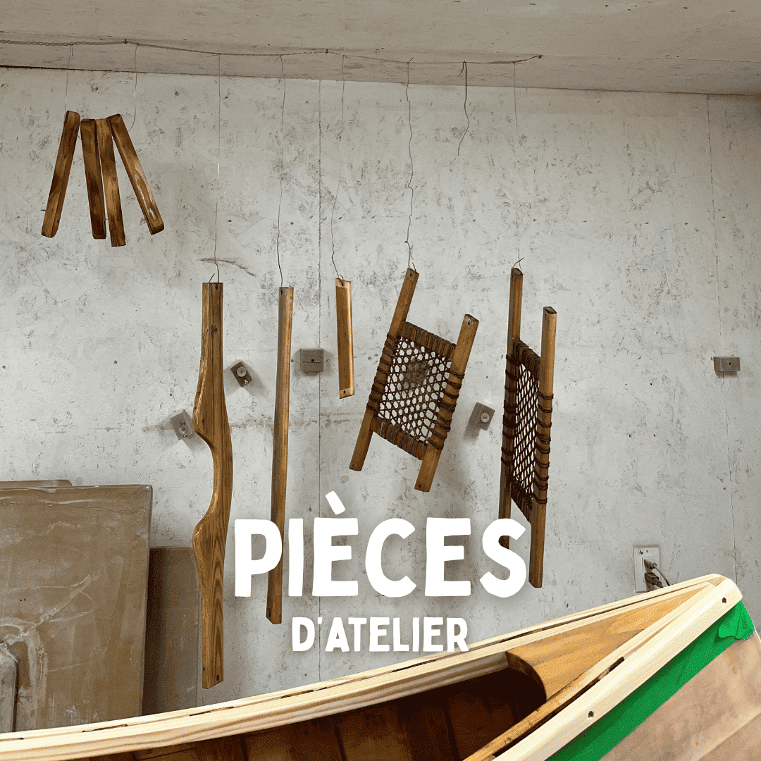 Pièces en bois accrochées au mur