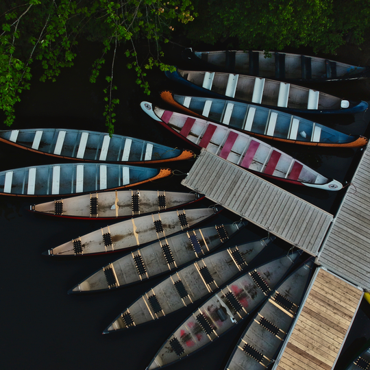 Rabaskas et canots attachés au quai et vue d'en haut