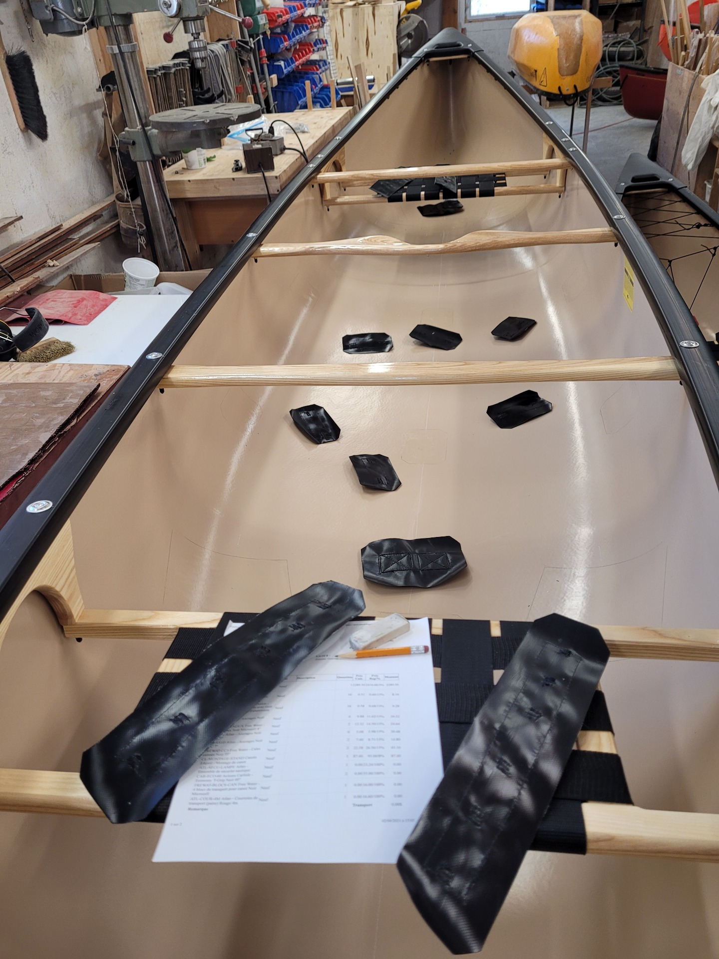 Installation des ancrages dans un canot dans l'atelier Canots Légaré