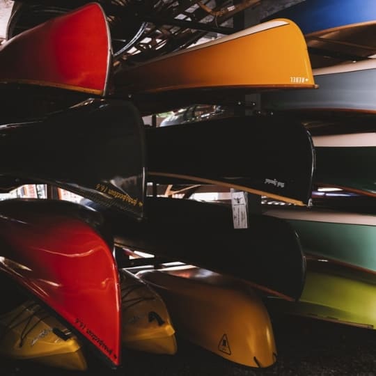 Canots sous la cabane à canots de Canots Légaré