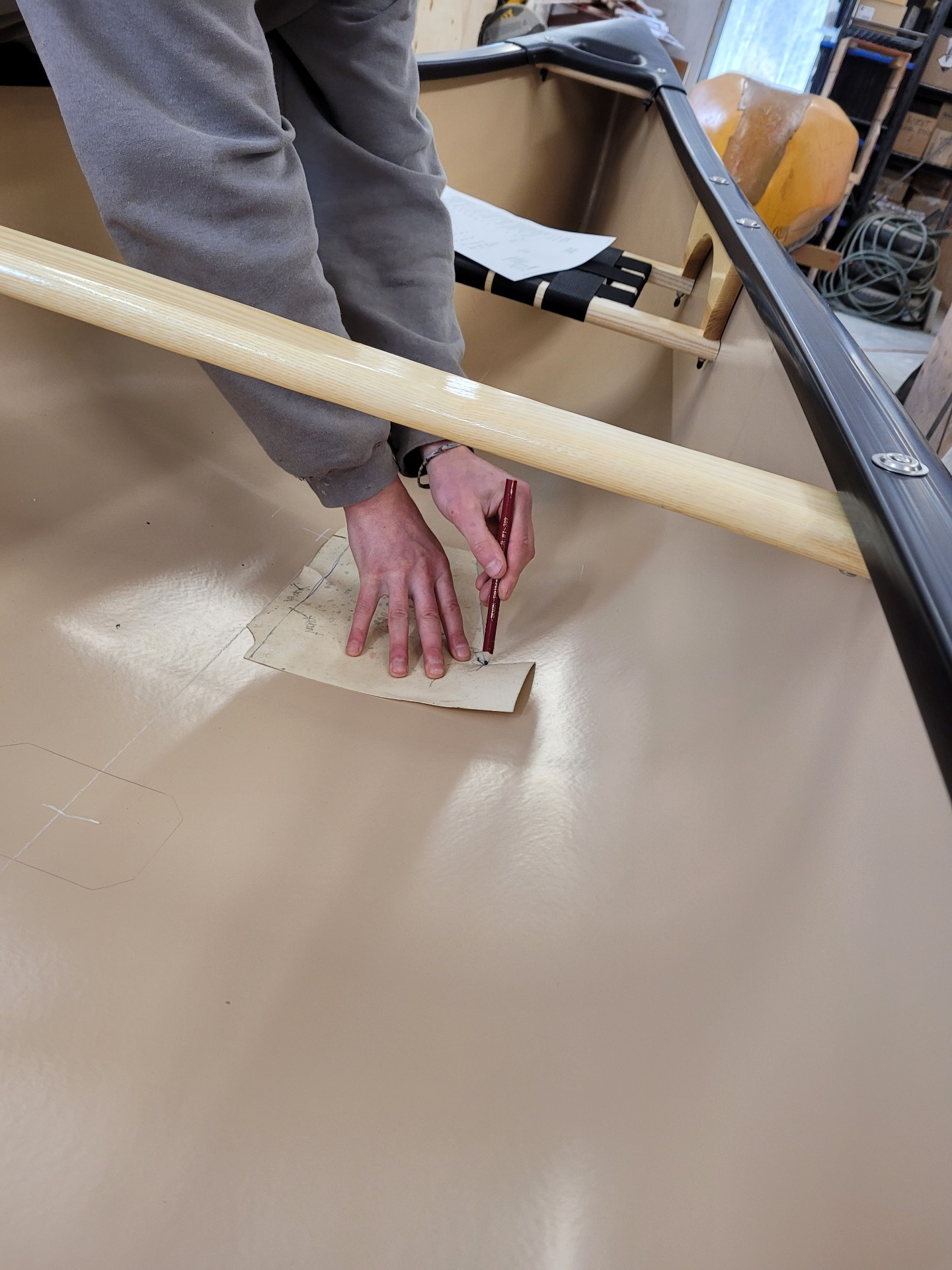 Traçage des lignes dans un canot pour l'installation d'accessoires dans l'atelier Canots Légaré