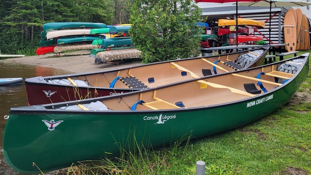 Deux canot exposés à l'extérieur équipés de ballons de pointes, cale-cuisses, cale-genoux et ancrages