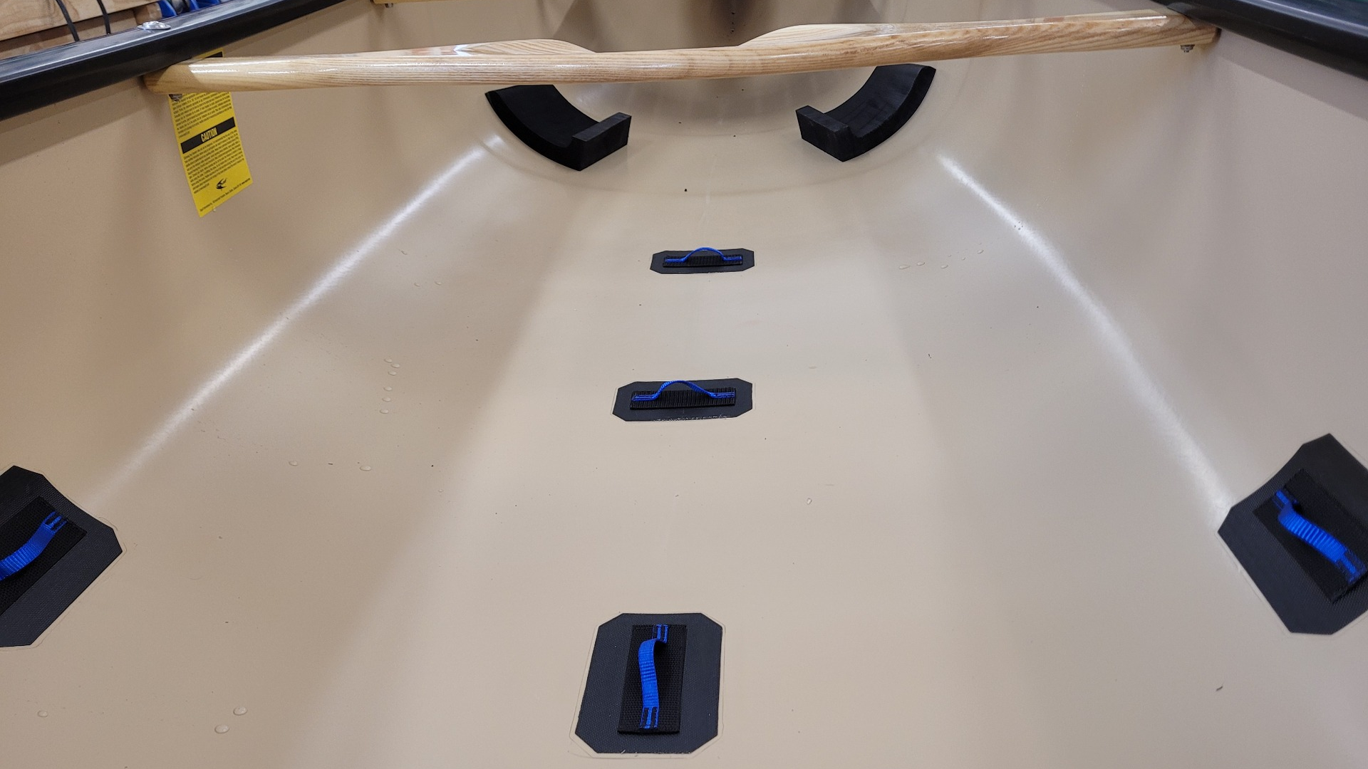 Vue de la coque intérieure du canot avec des ancrages installés et collés