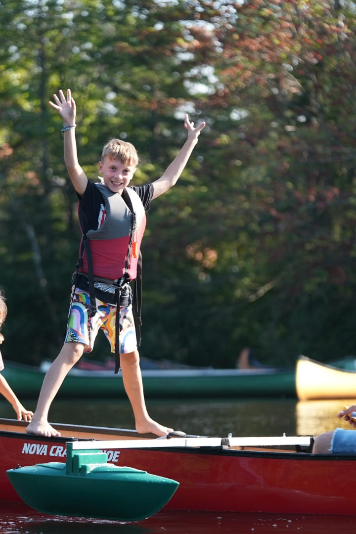 Enfants dans un canot