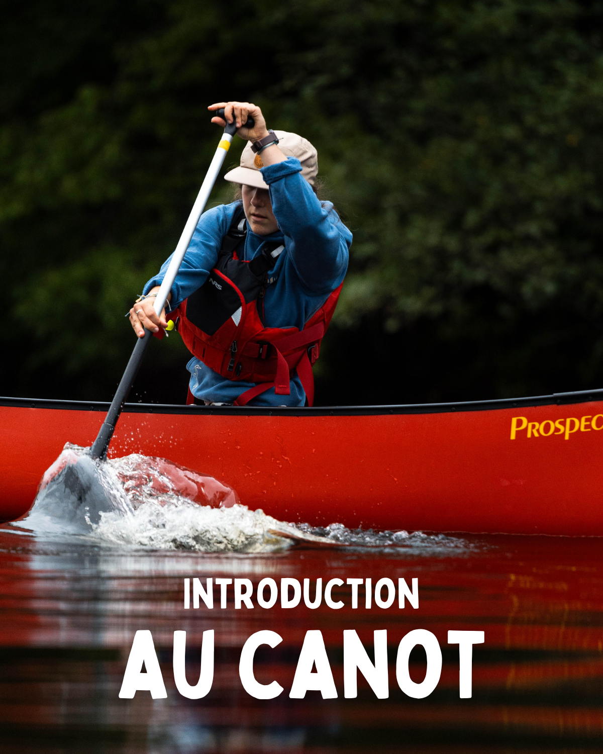 Pagayeur appelant l'eau en canot