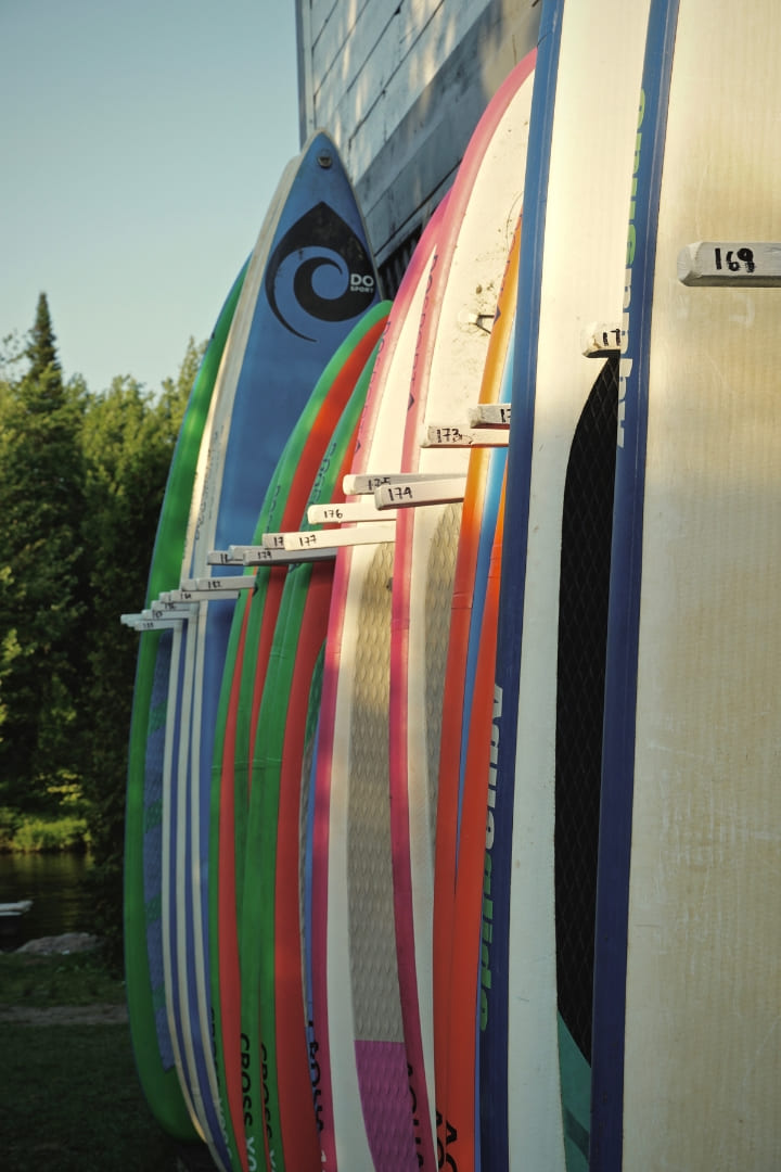 Mur de planches à pagaie colorées chez Canots Légaré