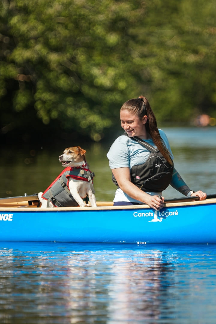 Chien et son humain dans un canot en location chez Canots Légaré